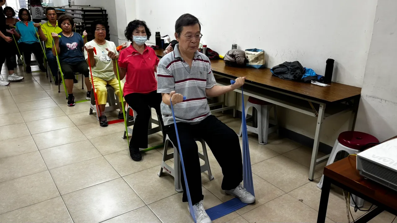 長者們動起來，健康不打烊。體育局提供