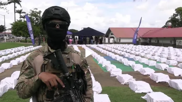 巴拿马政府宣布在海上查扣准备运往美国的大量古柯碱。路透社