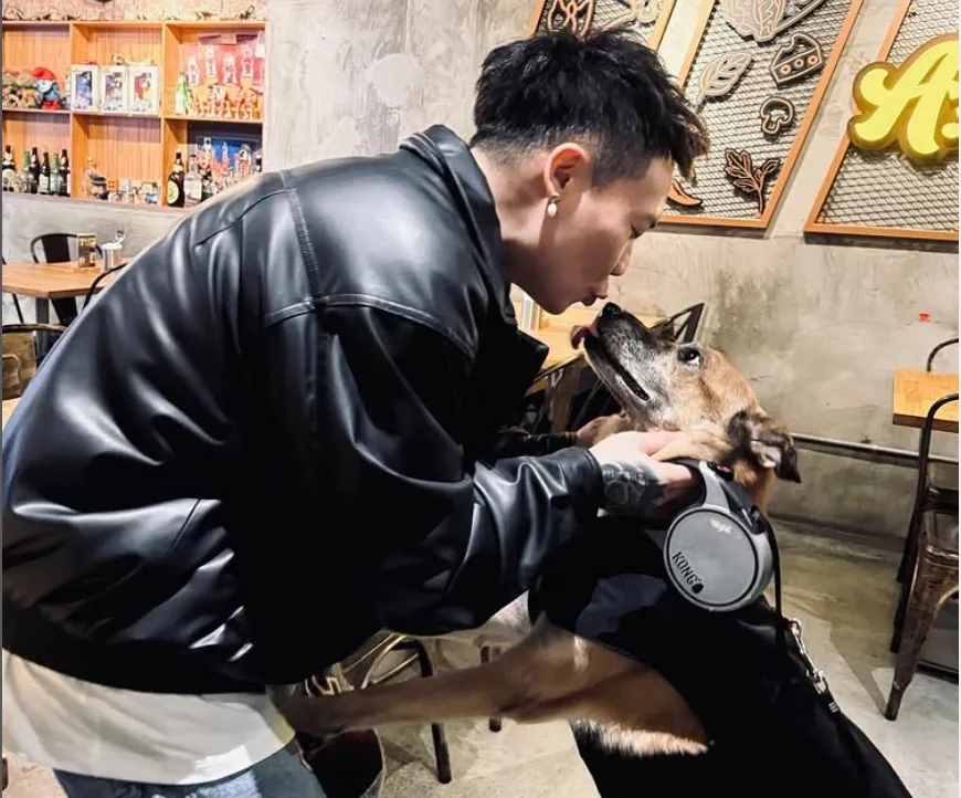 萧秉治〈我还是爱著你〉YT点击破亿，为此次桃园跨年晚会演唱嘉宾。翻摄自IG