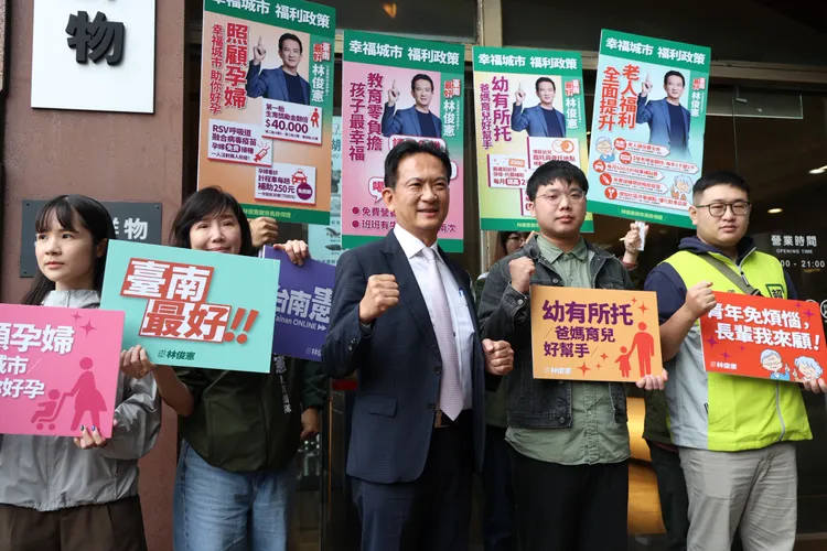 民進黨立委林俊憲今到黨中央登記初選。記者莊宗達攝
