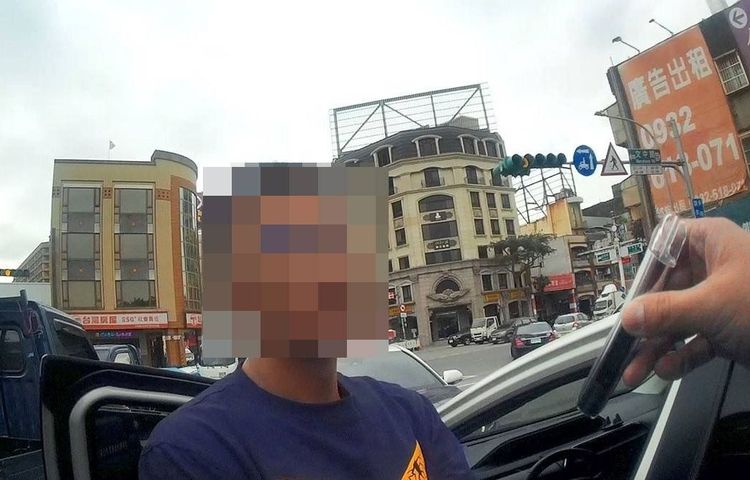 徹夜狂歡後駕車返家卻昏睡路中　警員喚醒見其手握喪屍菸彈當場逮捕