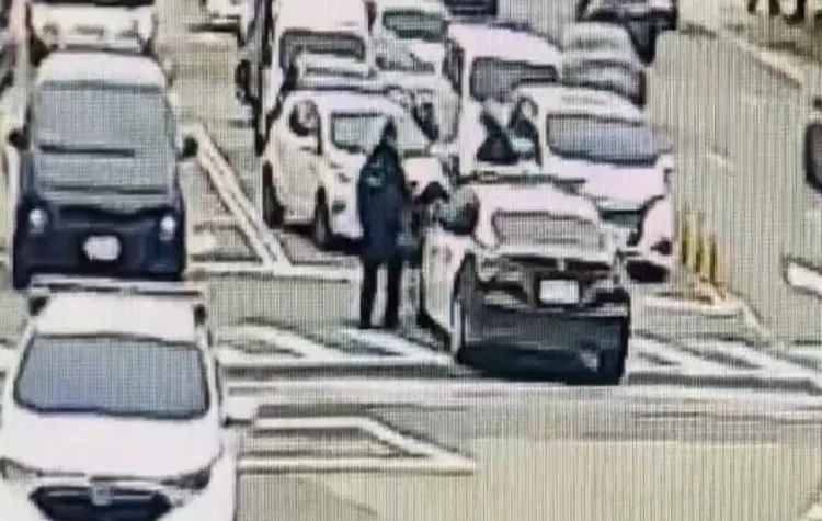 警員女以巡邏車阻男子車輛。桃園警分局提供