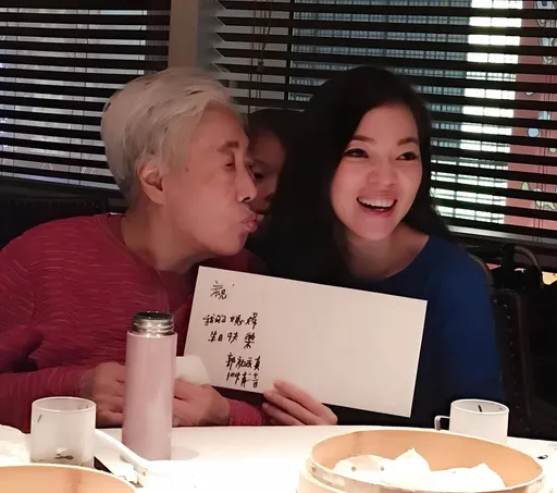 郭台銘母嘟嘴獻吻　曾馨瑩淚憶婆媳情同母女