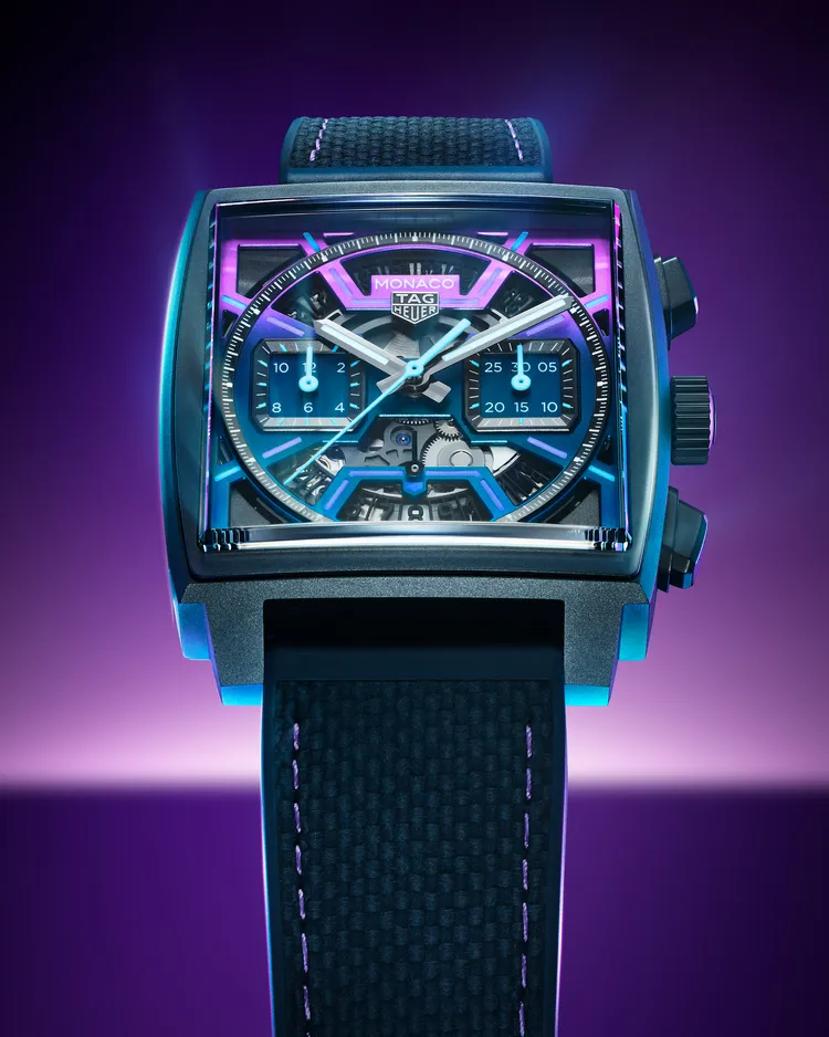 TAG Heuer Monaco鏤空計時腕錶「電光紫」限量版，39mm，黑色DLC 2級鈦金屬錶殼，鏤空錶盤（亮紫色至深藍漸層色調），壓印黑色小牛皮與橡膠錶帶（紫色縫線），Calibre TH20-00 自動上鍊機芯，防水深度100米，限量600只，37萬4600元。品牌提供