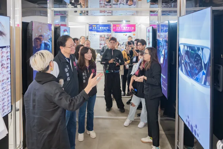 張善政參觀現場展出作品。桃園市府提供