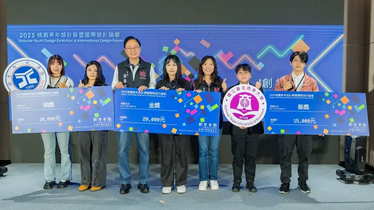 張善政頒發「設計策展PK賽」獎狀及獎金予獲獎學子們。桃園市府提供