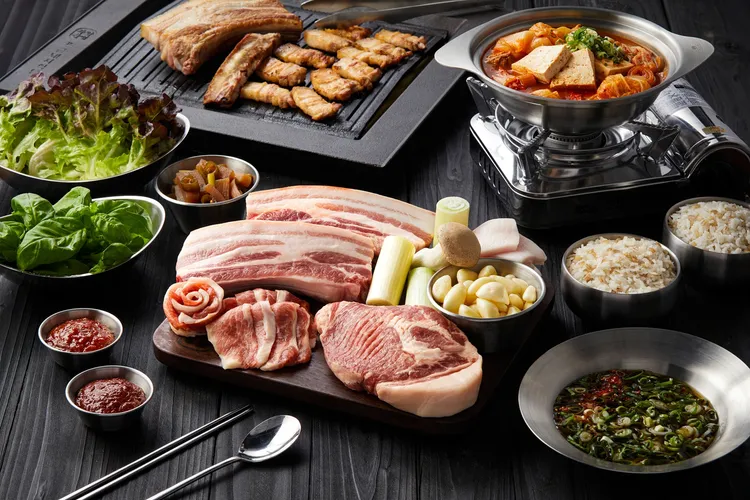 期間住房專案享有「金豬食堂」限定餐期雙人保證席次。老爺酒店提供