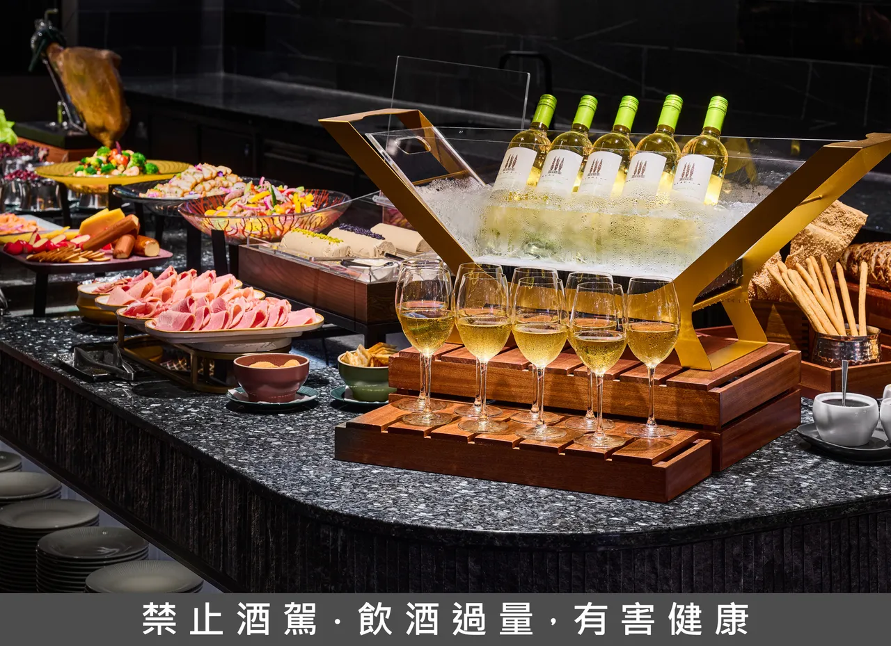 旅展现场推出「梦飨岛语」专案,保证当天晚餐免排队就能吃到饱。汉来饭店提供