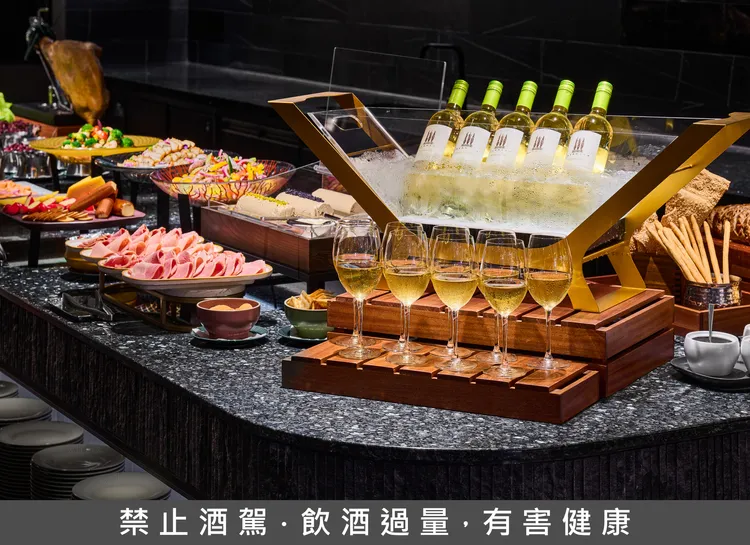 旅展現場推出「夢饗島語」專案，保證當天晚餐免排隊就能吃到飽。漢來飯店提供