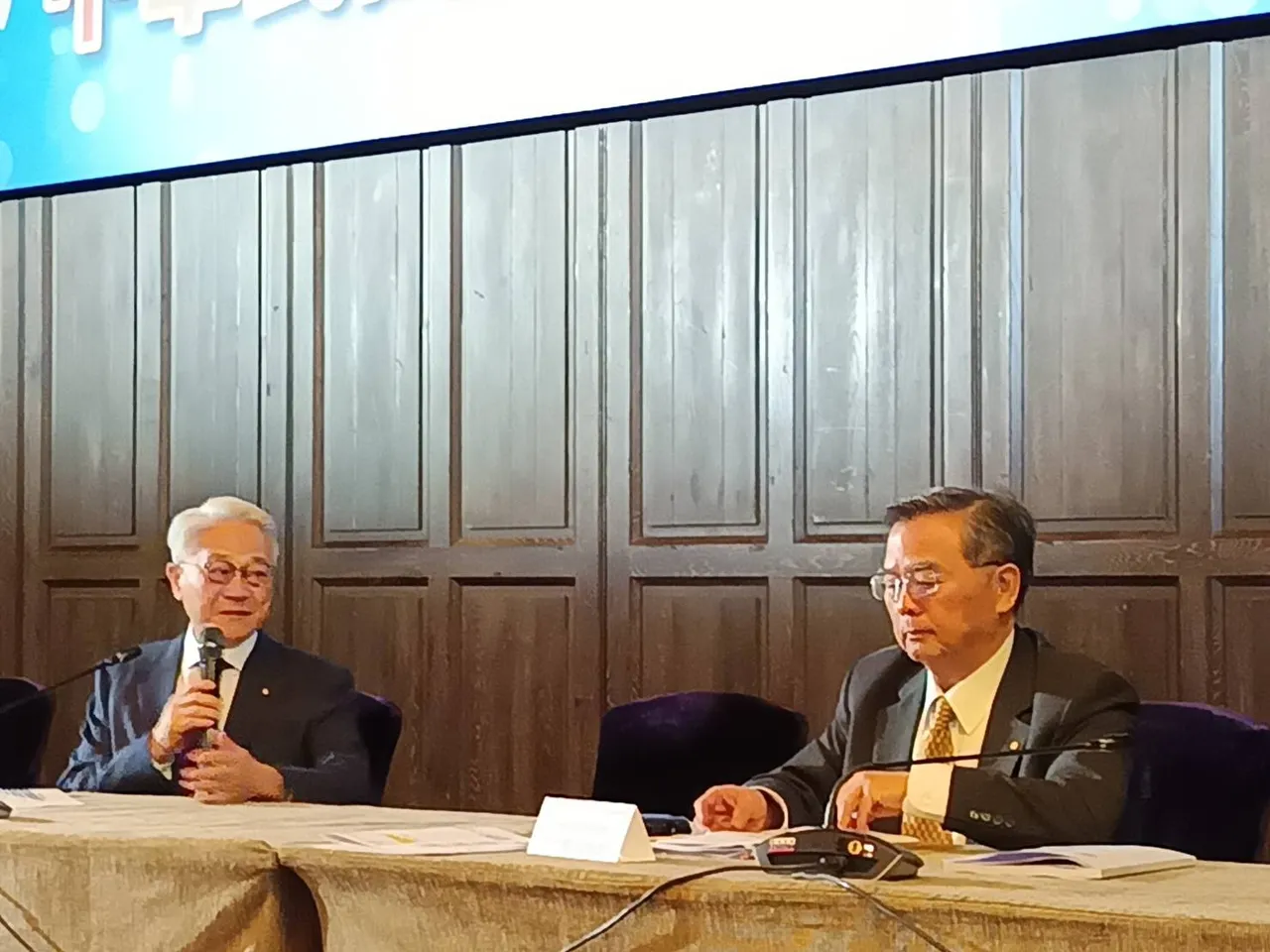 中华民国工商协进会今举行「工商早餐会」，理事长吴东亮（图左）于早餐会后召开记者会。许丽珍摄