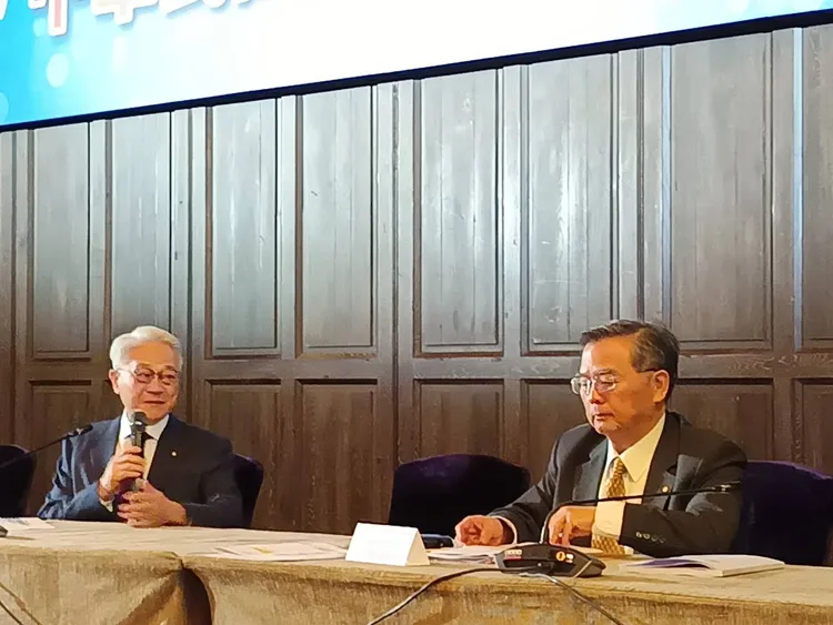 中華民國工商協進會今舉行「工商早餐會」，理事長吳東亮（圖左）於早餐會後召開記者會。許麗珍攝