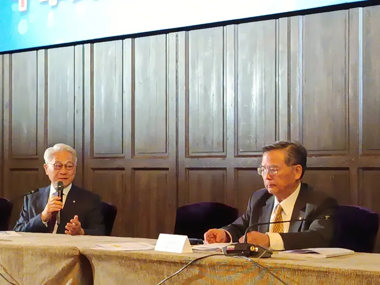 中华民国工商协进会今举行「工商早餐会」，理事长吴东亮（图左）于早餐会后召开记者会。许丽珍摄