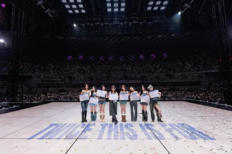 TWICE終於來家鄉開唱，世運站周邊從清晨便湧現人潮。翻攝TWICE臉書