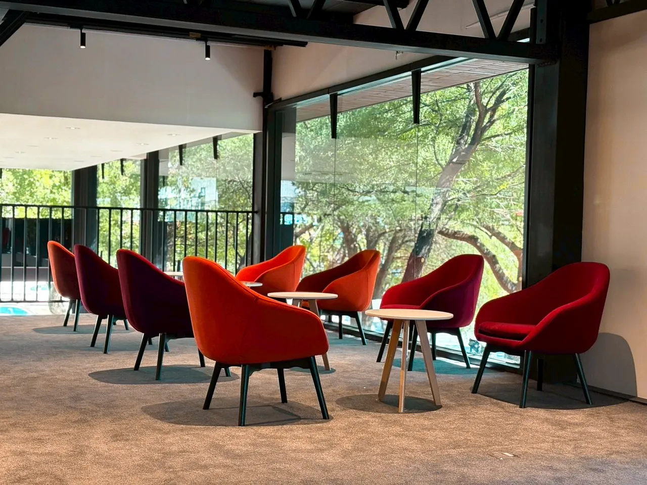 展示区动线流畅，搭配新世代品牌识别设计，从开阔展示区到沉稳休憩区，细节处处彰显法式设计美学。业者提供