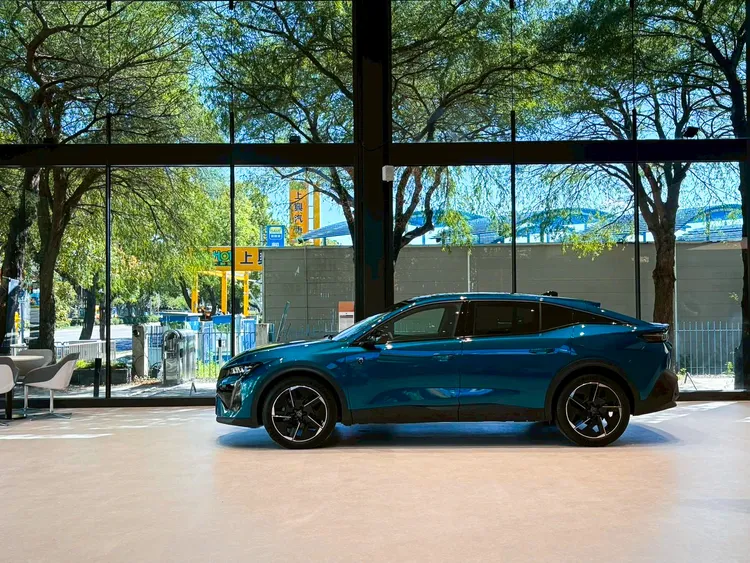 新據點的展示空間結合法式優雅與自然元素，展現PEUGEOT與CITROËN的都會生活美學。業者提供