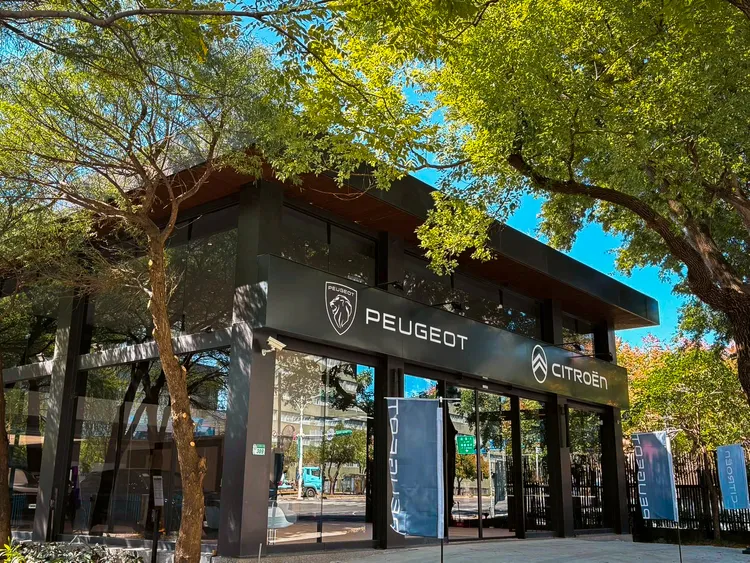 PEUGEOT与CITROËN北投新车展示暨授权服务厂座落于承德路七段389号，地理位置便利，串联天母、士林、关渡、八里及淡水等生活圈。业者提供