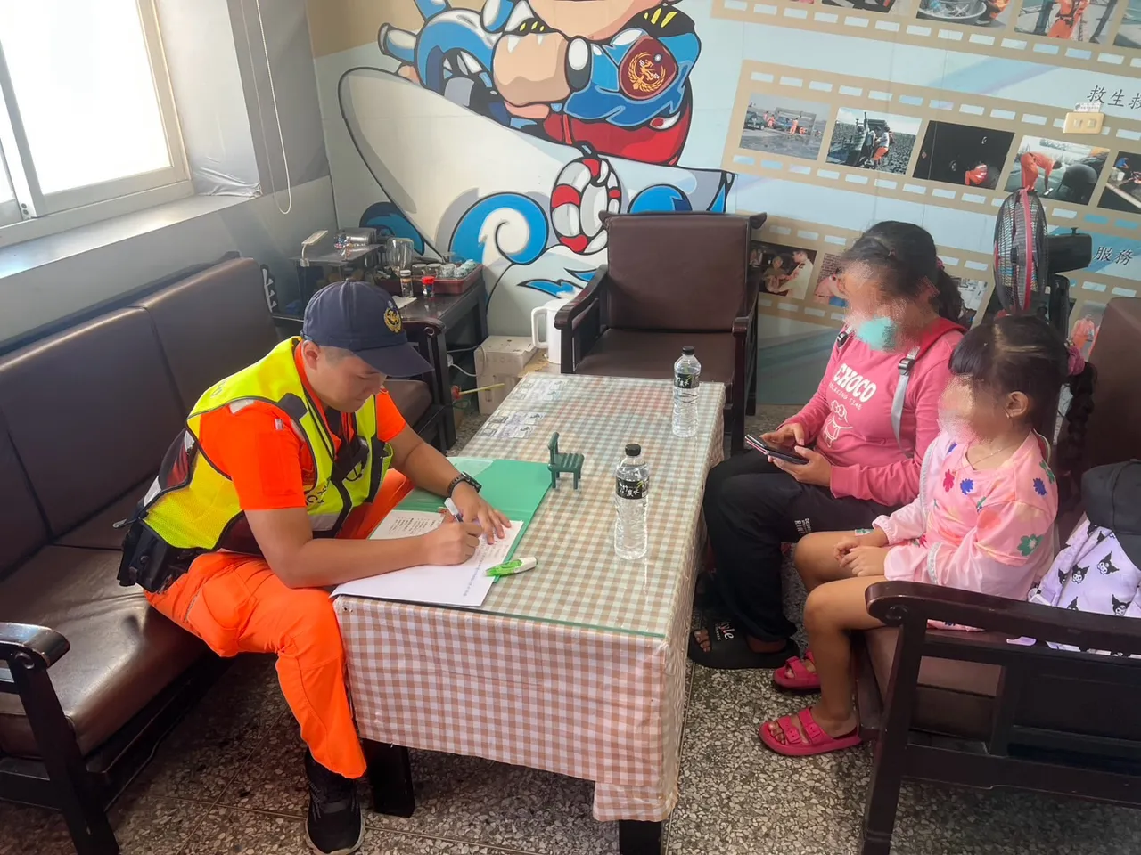 海巡人員將母女帶回所內查證身分。民眾提供