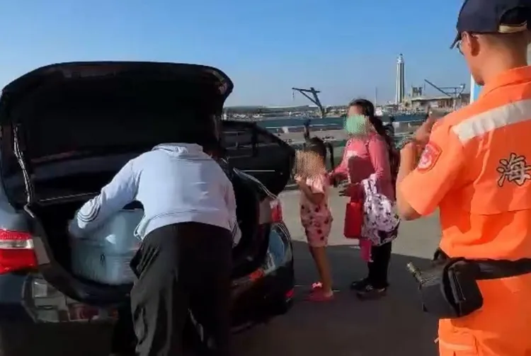 海巡人員將失聯移工母女送至移民署台中專勤隊收容。民眾提供