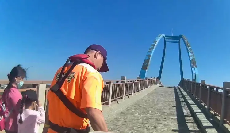 失聯12年的印尼籍女移工帶著6歲女兒在彰化「王者之弓」景觀橋上看海，被海巡署人員查獲。民眾提供