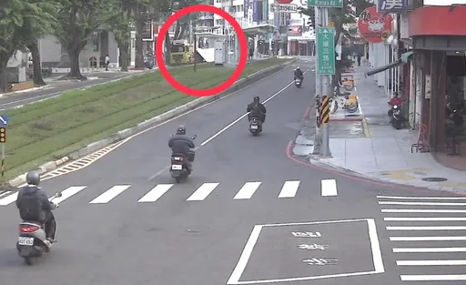 大貨車車斗卡路樹瞬間解體　騎士遭波及慘摔