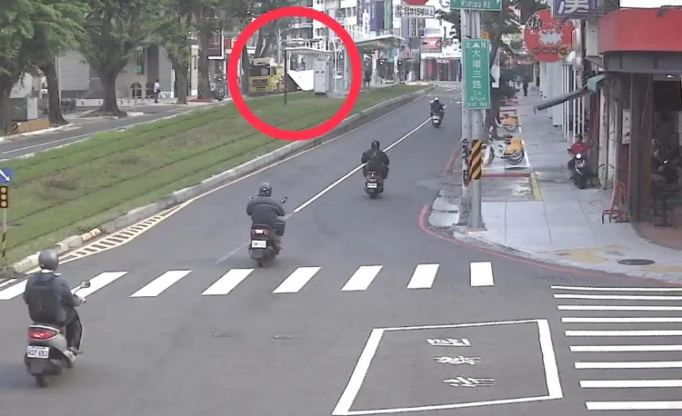 蔡男駕駛的大貨車車斗疑似卡到路樹，結果被整個扯下，還波及同向進行的機車騎士。翻攝照片