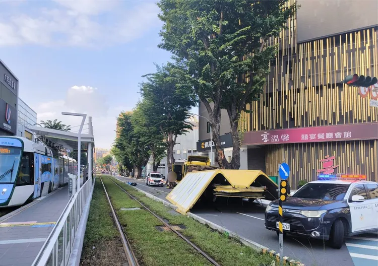 事發地點在大順三路上，一旁就是輕軌。翻攝照片