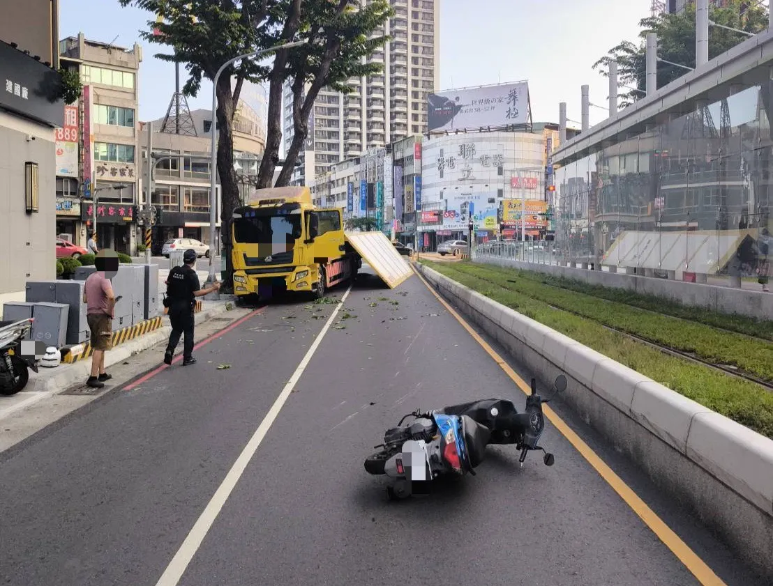 陳姓機車騎士被墜落車體金屬板嚇到，當場摔車，機車還噴飛10多公尺。翻攝照片