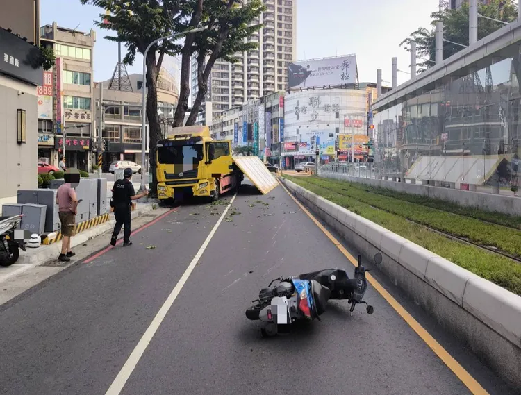 陳姓機車騎士被墜落車體金屬板嚇到，當場摔車，機車還噴飛10多公尺。翻攝照片
