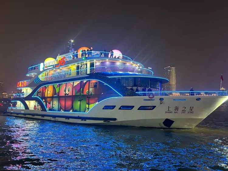 移動的水上遊輪陪五迷狂歡。相信音樂提供