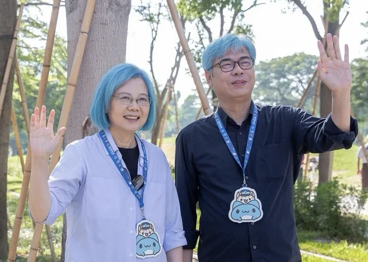 周子瑜首次来台献唱，蔡英文与陈其迈发声力挺。（图为AI染发）翻摄蔡英文Threads