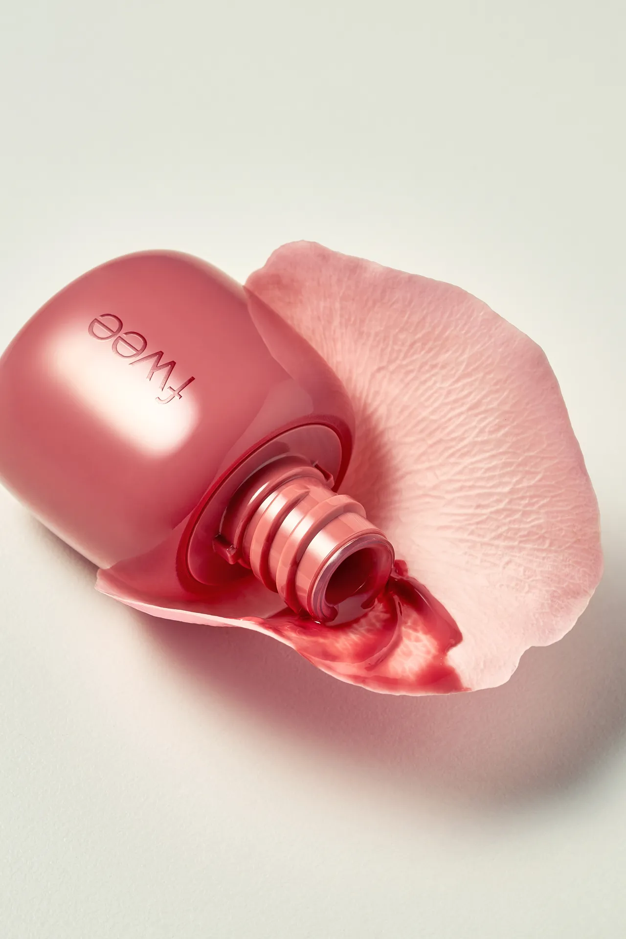 fwee玫瑰心动锁色唇露，540元。品牌提供