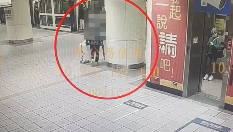 妇人把行李箱推上车，自己却留在月台。翻摄画面