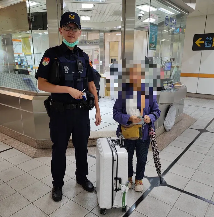 捷運協助婦人找回行李。翻攝畫面