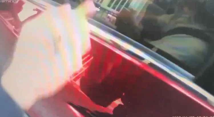 警方敲车窗拦车。翻摄画面