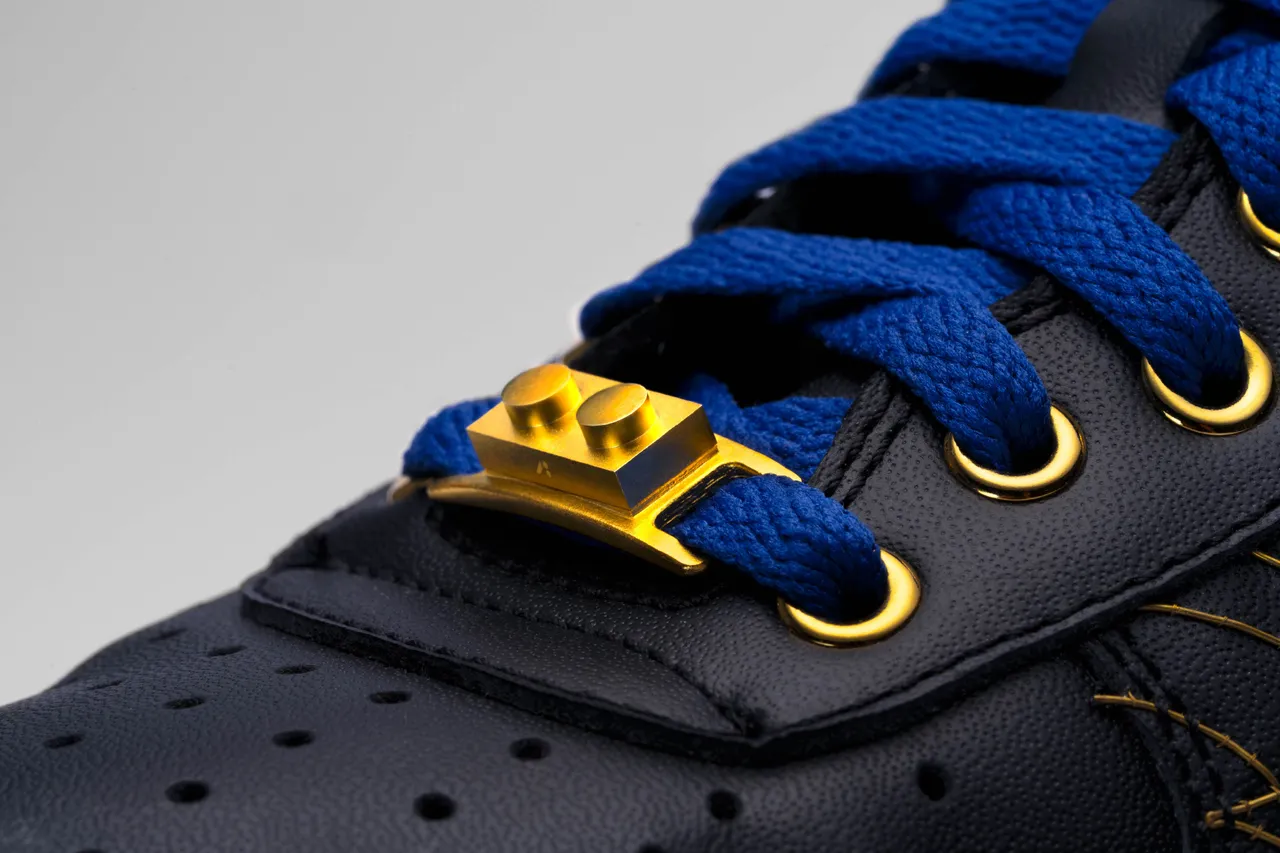 kim-a:同步推出黄金积木鞋扣。品牌提供