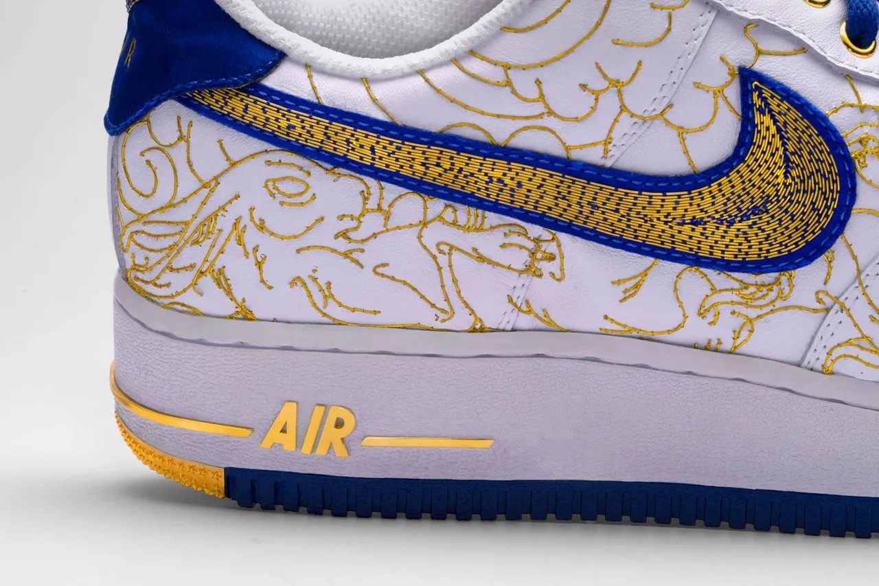 「AIR」纯金字体嵌入橡胶鞋底。品牌提供