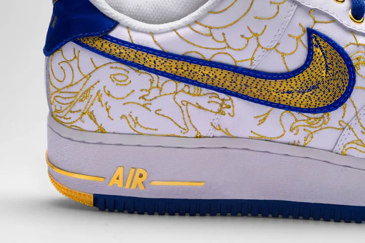 「AIR」純金字體嵌入橡膠鞋底。品牌提供