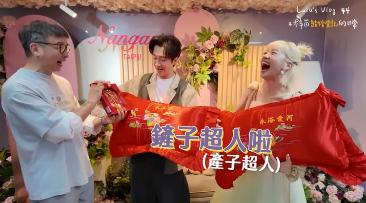 陳鎮川送上雙人枕頭及金剷子。翻攝Lulu黃路梓茵的YT