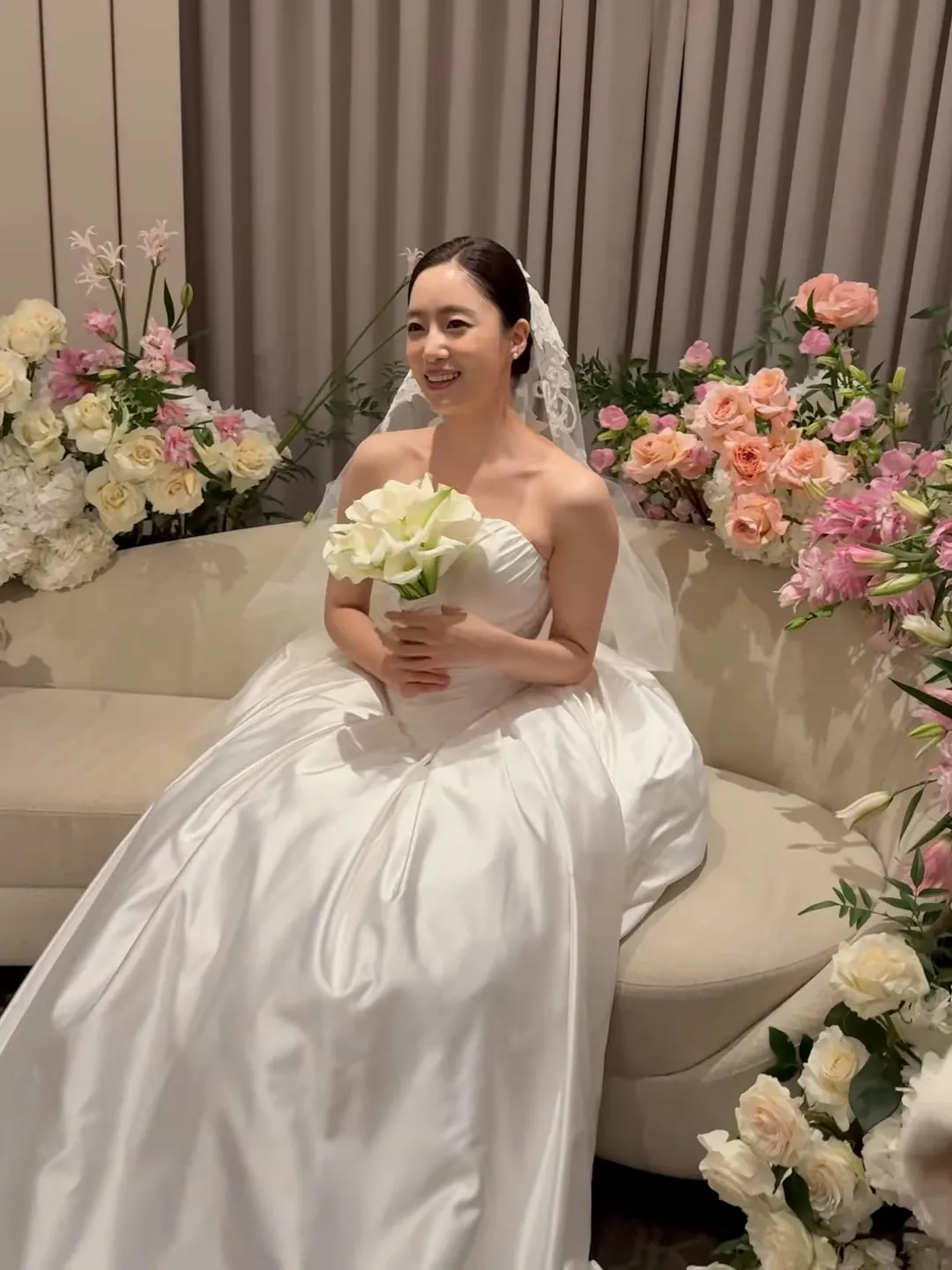 新娘披上唯美白紗。翻攝金友利IG