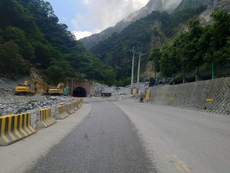 台九线苏花路廊汇德隧道前明起刷边坡作业实施交管。公路局提供
