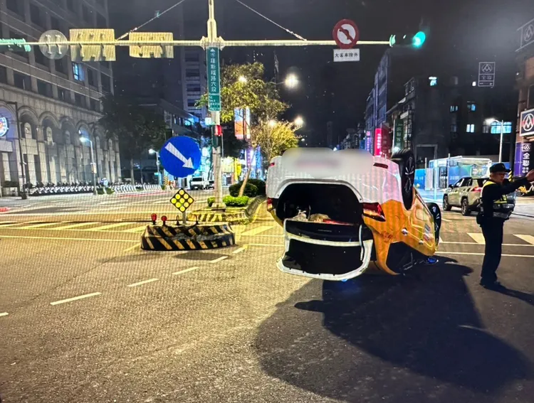 计程车360度翻车。翻摄画面