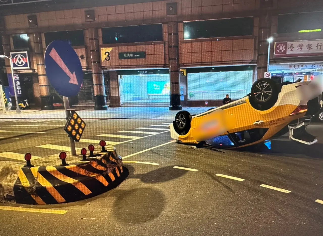 计程车自撞行人庇护岛翻车。翻摄画面