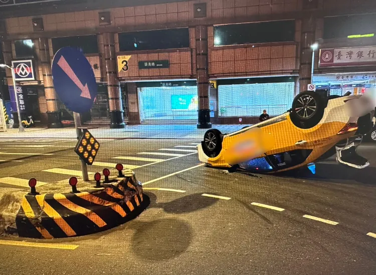 計程車自撞行人庇護島翻車。翻攝畫面