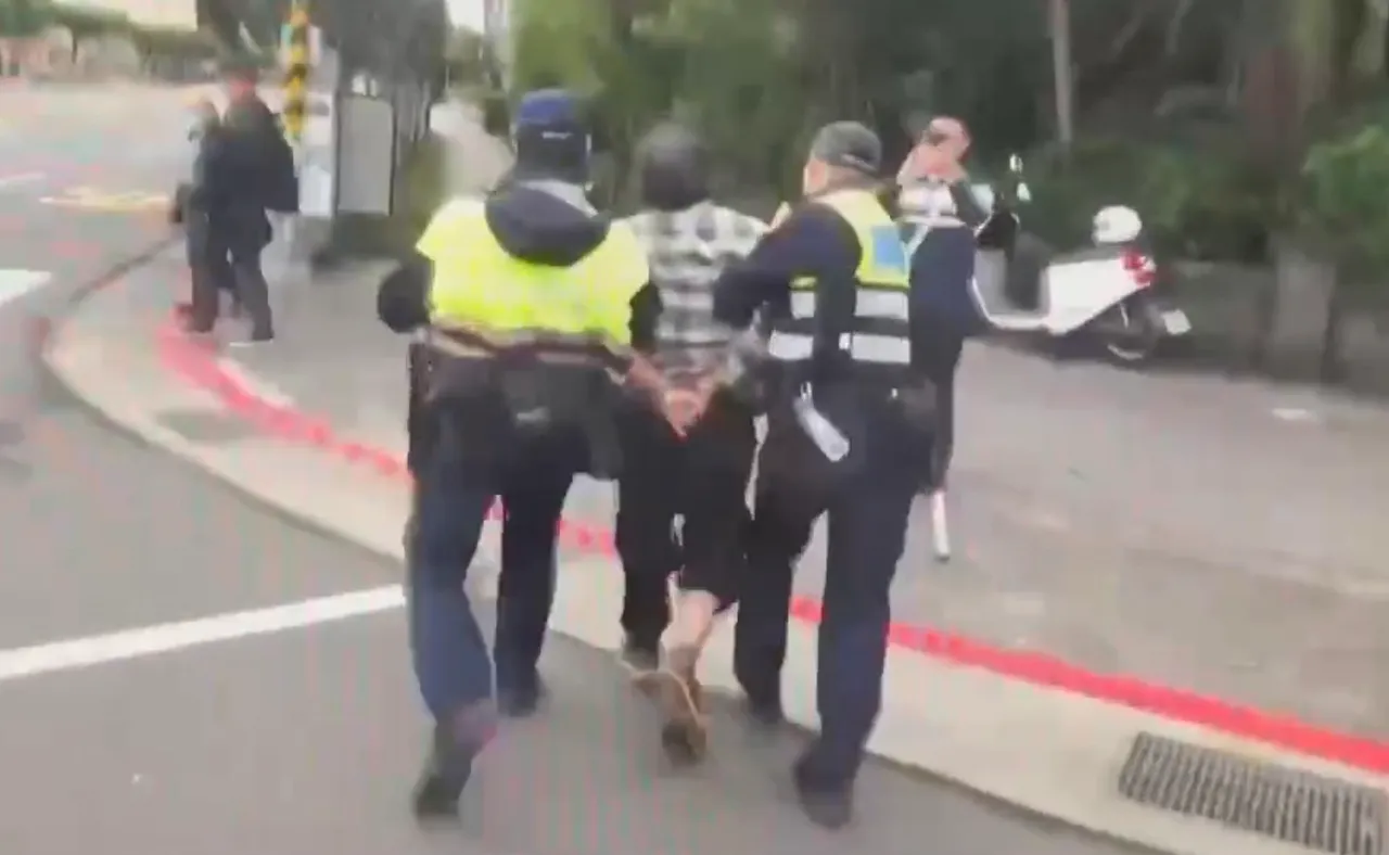 陈男被上铐带走还不断高喊：「我是皇太子」，强调自己有权利过去管制点。翻摄画面