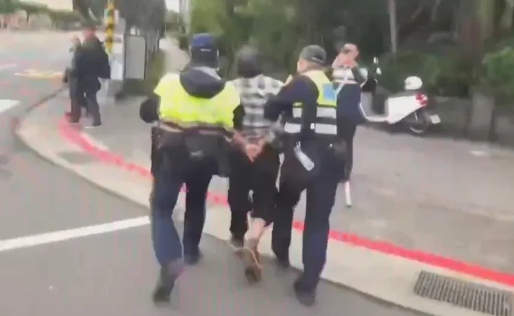 陳男被上銬帶走還不斷高喊：「我是皇太子」，強調自己有權利過去管制點。翻攝畫面