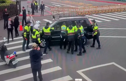 狂喊「我是皇太子」！阿北駕車衝吐瓦魯迎賓管制站　大批警員急圍壓制畫面曝