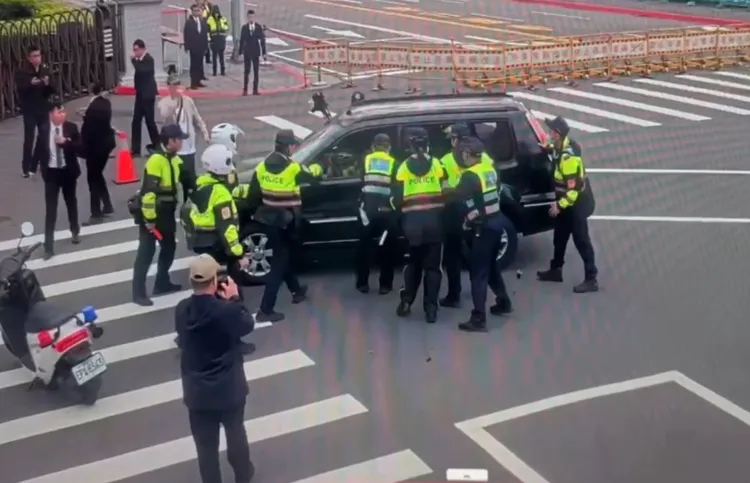 62岁陈男昨天上午驾车冲总统府前迎宾管制点，遭大批警员包为拦下，人被拖出车外压制逮捕。翻摄画面