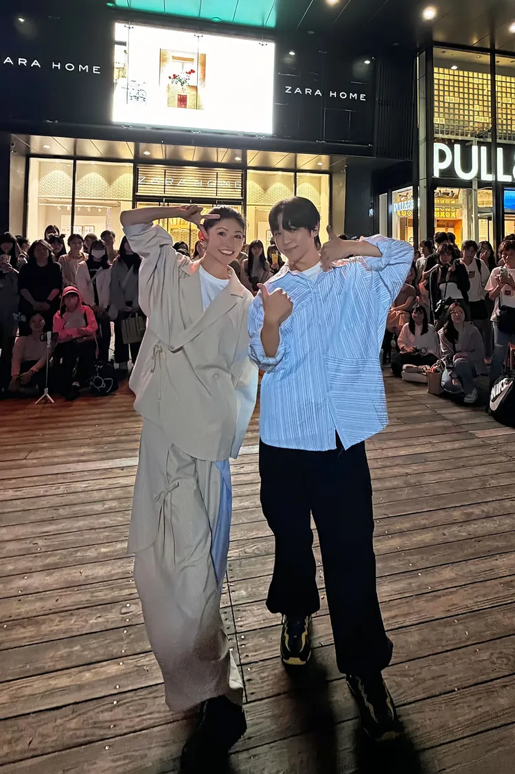 李千娜（左）突襲街頭，與李科穎一起合作。寬宏藝術X環球音樂提供