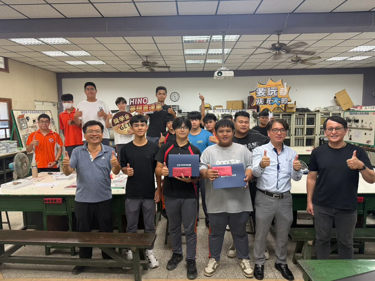 HINO厂长现身校园颁发奖学金也进一步说明奖学金计划。业者提供