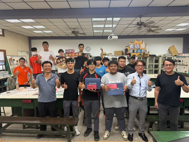 HINO廠長現身校園頒發獎學金也進一步說明獎學金計畫。業者提供